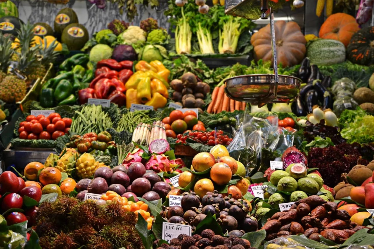 Puesto de verdura de temporada en el mercado de abastos