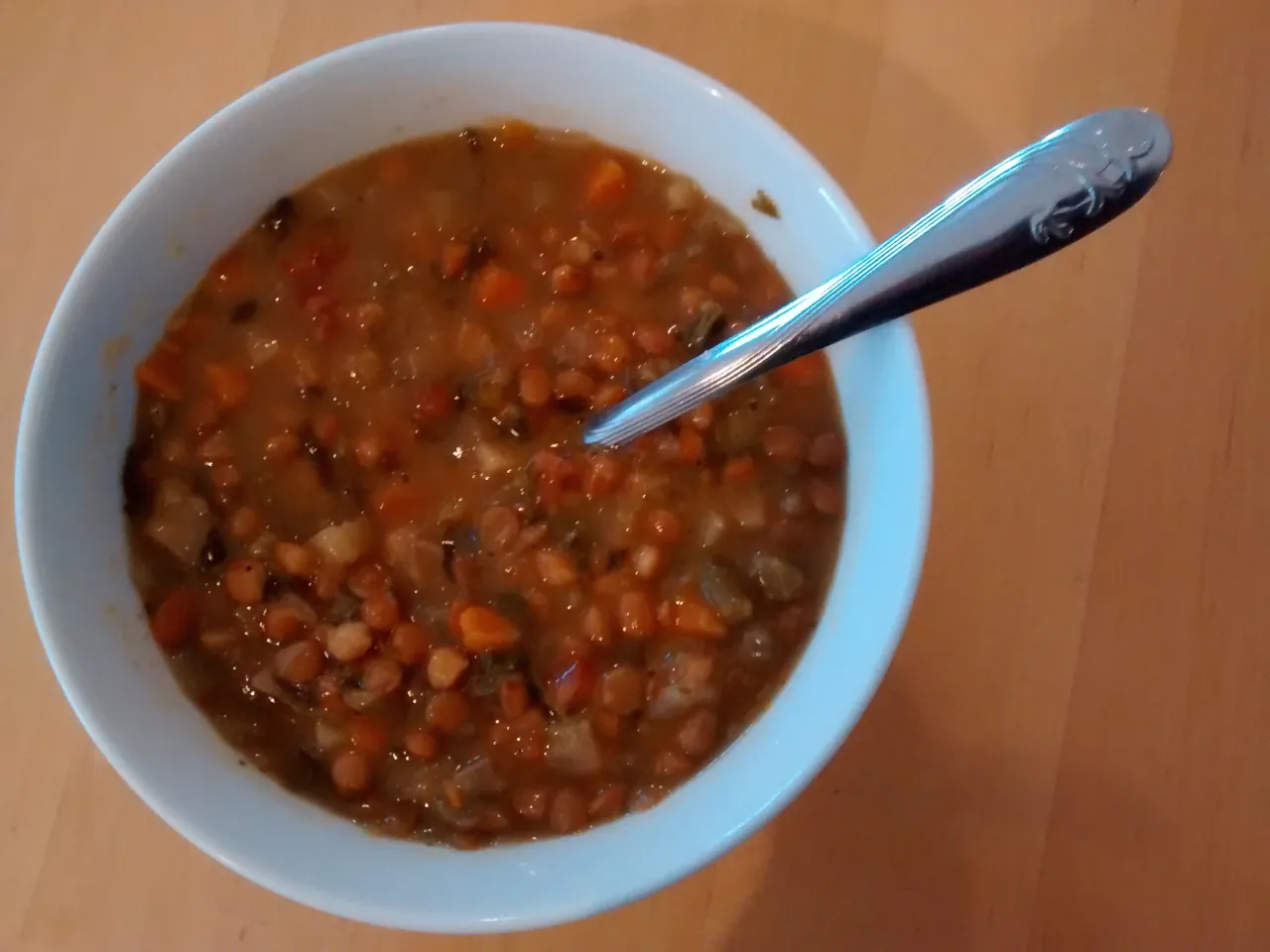 Cuenco de sopa de lenteja y verdura del socio